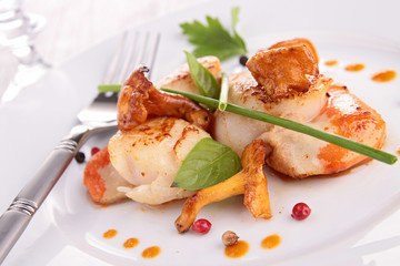 seared scallop with mushroom