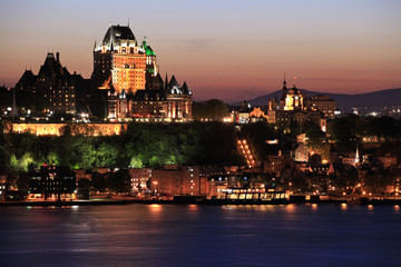 Obraz premium Panoramę miasta Quebec o zmierzchu i rzeki Świętego Wawrzyńca w Kanadzie
