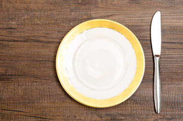 Kuchenteller aus Porzelan mit Messer