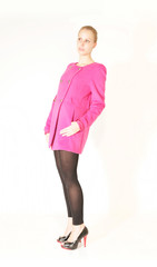 junge Frau mit Mantel