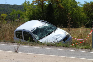 Fototapeta na wymiar voiture accidentée dans le fossé