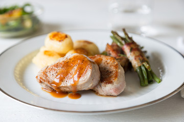 Schweinemedaillons mit Kartoffeln und Bohnen