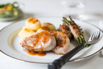 Schweinemedaillons mit Kartoffeln und Bohnen