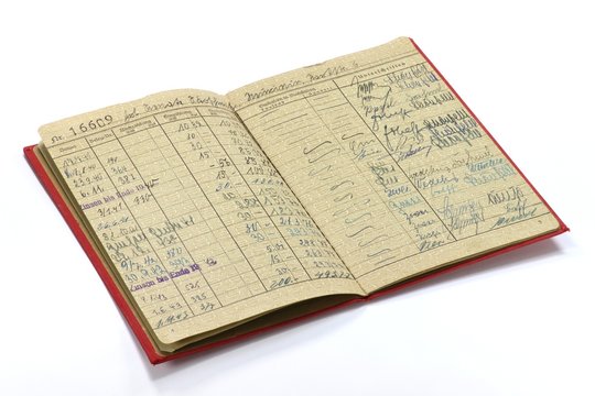 altes deutsches Sparbuch isoliert auf wei&szlig;em Hintergrund