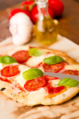Pizza mit Mozzarella und Tomaten