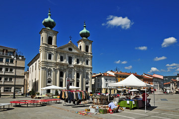 Gorizia, il mercatino dell'antiquariato di piazza della Vittoria