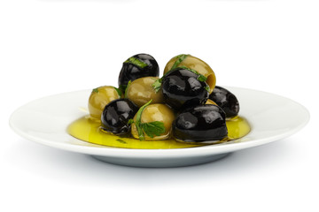 Schwarze und grüne Oliven
