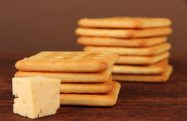 Fototapeta na wymiar Delicious crackers with cheese