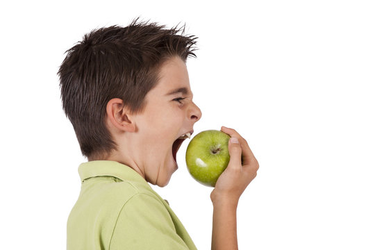 chicho comiendo la manzana