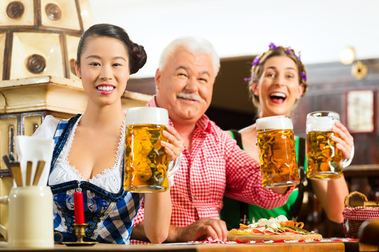 Wirtshaus - Freunde trinken Bier in Bayern