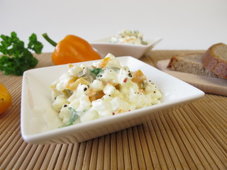 Brotaufstrich mit Hüttenkäse, Oliven und Paprika