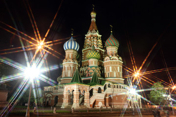 Obraz premium Night view of Intercession Cathedral St. Basil's through rays o