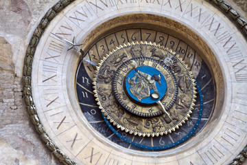 Fototapeta na wymiar Mantua, zegar na Piazza Erbe