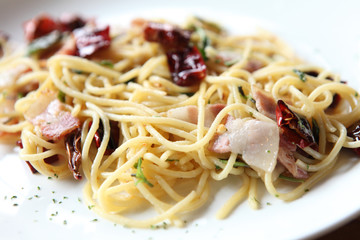 Spaghetti with dried chilli and bacon