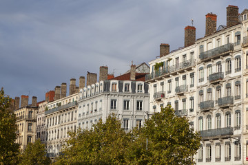 Fototapeta na wymiar Fasada tradycyjnych budynków mieszkalnych w Lyon, Francja