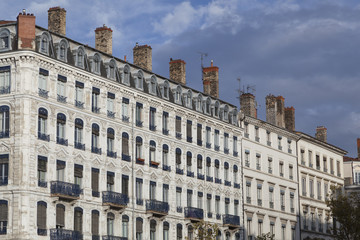 Fototapeta na wymiar Fasada tradycyjnych budynków mieszkalnych w Lyon, Francja