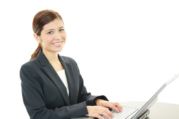 パソコンで作業をする笑顔のOL