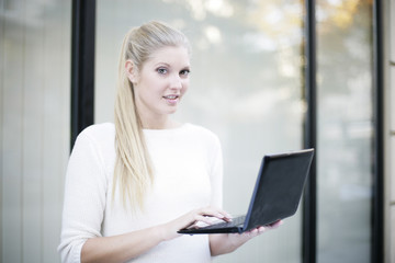 Businessfrau mit Laptop