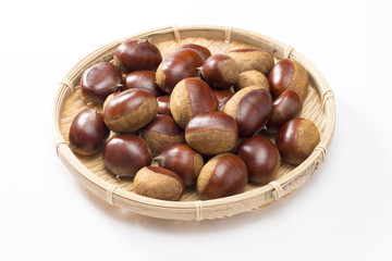 白背景に竹籠に盛った栗