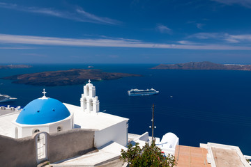 Fototapeta na wymiar Blue Dome Kościół Santorini Grecja