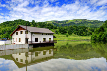 Fototapeta na wymiar House on the lake