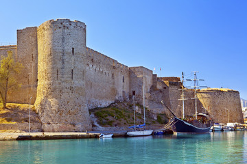 Château historique dans le vieux port de Kyrenia, Chypre.