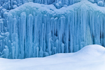 Fototapeta na wymiar Mrożone Wodospad w zimie