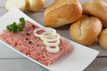 frisches mett mit zwiebeln