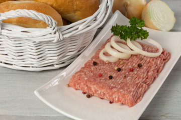 frisches gehacktes mit zwiebeln