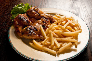 galletto alla griglia con patate fritte