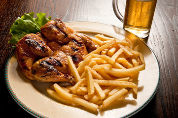 galletto alla griglia con patate fritte e birra