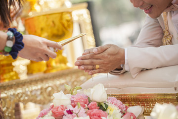Obraz na płótnie Canvas błogosławieństwo ręce wylewanie wody do zespołów panny młodej, ślub Thai CE