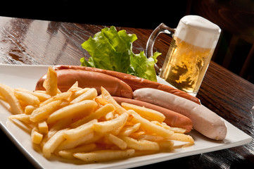 wurstel con patate fritte e birra