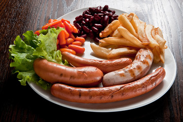 wurstel, patate fritte, carote e fagioli