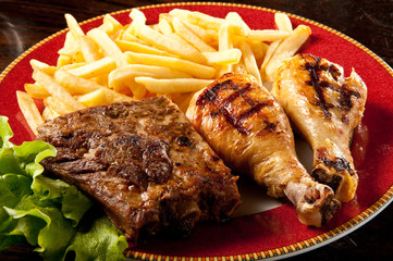 cosce di pollo, manzo e patate fritte