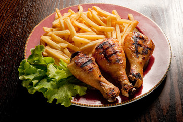 cosce di pollo e patate fritte