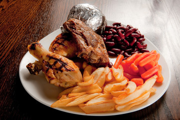 grigliata di carne, patate fritte, verdure e cartoccio