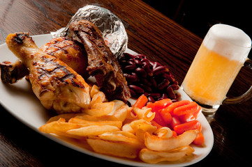 grigliata di carne, verdure, patate fritte e cartoccio