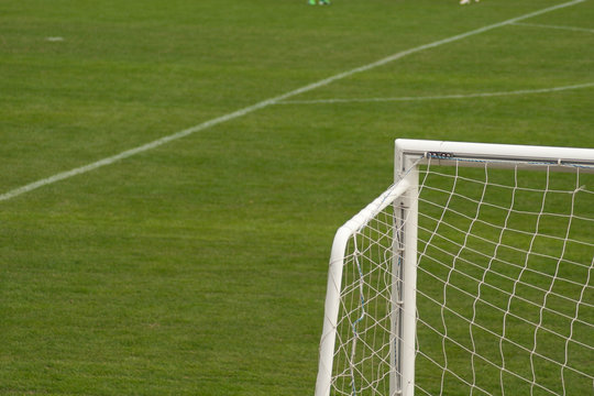 Porta da calcio con sfondo campo di gioco
