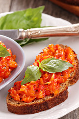 Vegetable topping with bread