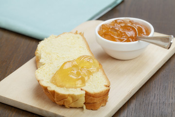 Brioche mit Birnengelee