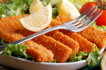 croccanti bastoncini di pesce nel vassoio
