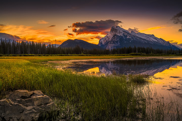 Naklejka premium Vermilion Lakes Sunrise near Banff, Canada