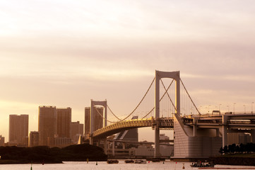 Fototapeta na wymiar Tęczowy Most i zachód słońca