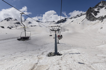 Fototapeta na wymiar Kolejka linowa dla narciarzy w górach