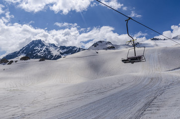 Fototapeta na wymiar Kolejka linowa dla narciarzy w górach