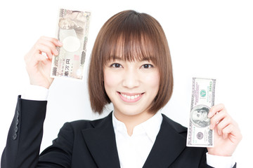 ドルと円の紙幣を持った女性