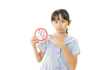 禁煙マークを持つ女の子