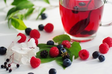 Rote Früchtetee
