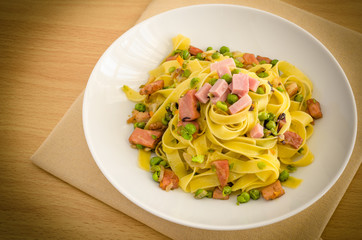 Tagliatelle al prosciutto e pisellini primavera, cucina italiana
